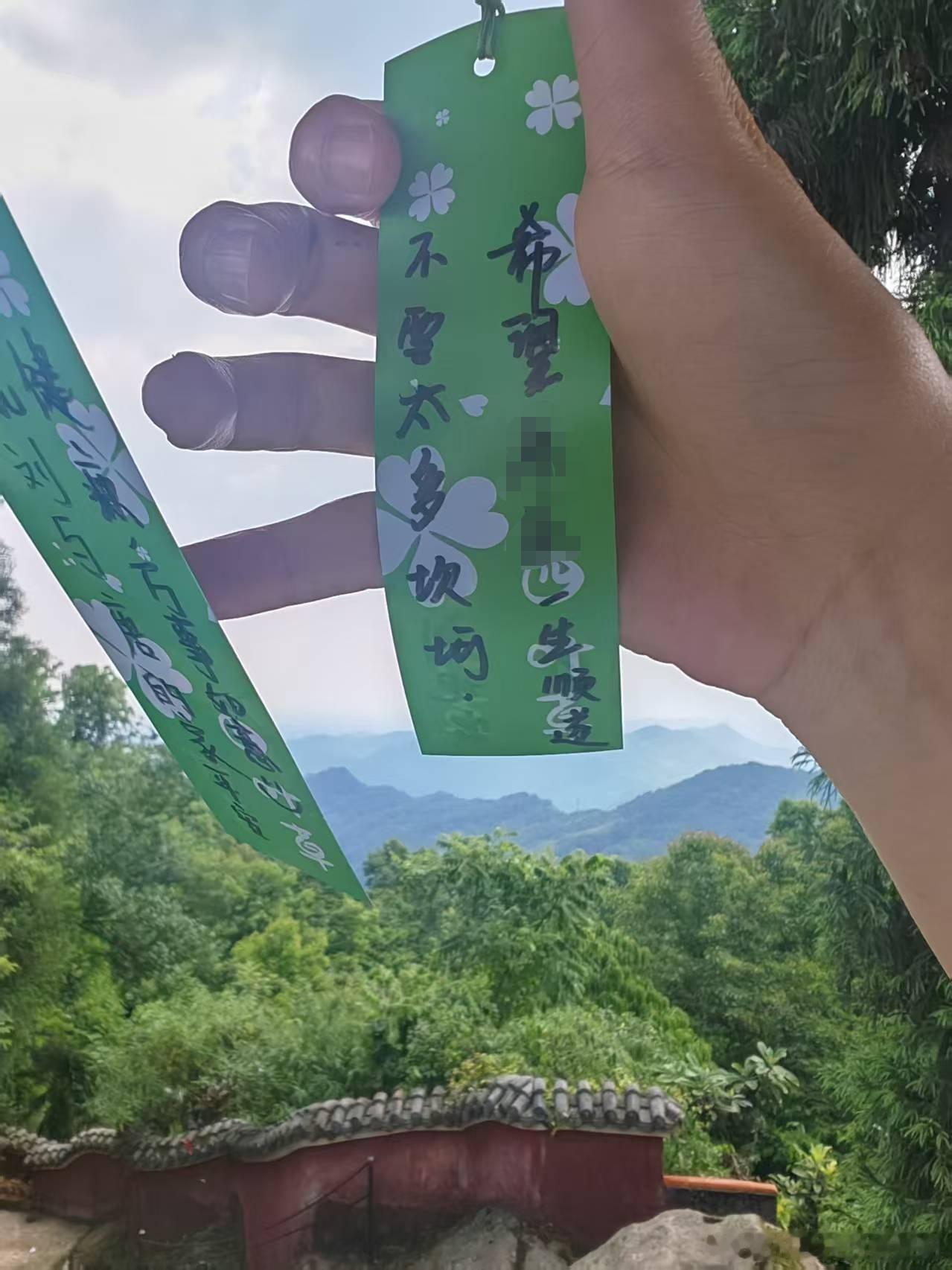 前些天，媳妇和女儿刚完架，心情特别不好，就一个人跑远郊爬了一座山，山上有座庙，进