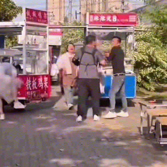 别忘了，裤头是女人刚从屁股上脱掉的，威力特别大，刚给这个男人套在脖子上，就把他炸