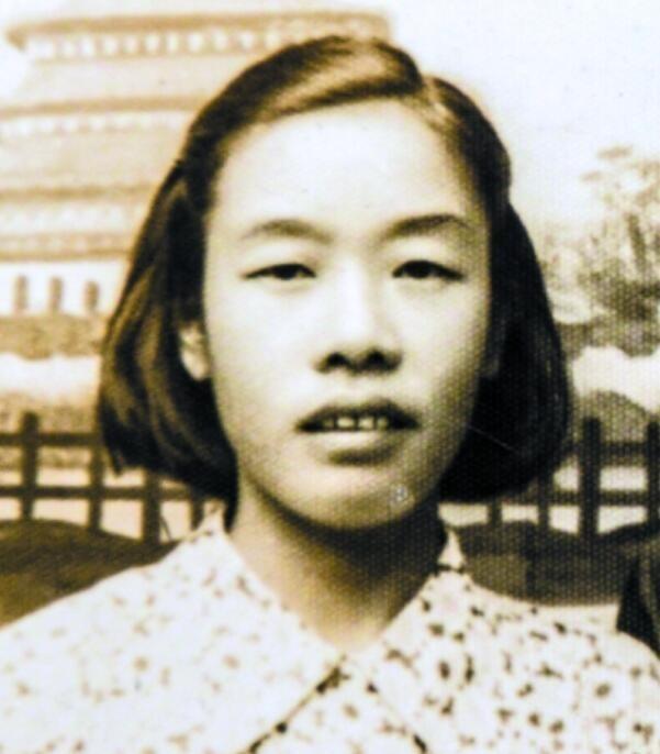 1949年，睡在江姐下铺的战友，在渣滓洞大屠杀枪响前倒地装死，特务进来补枪时用枪