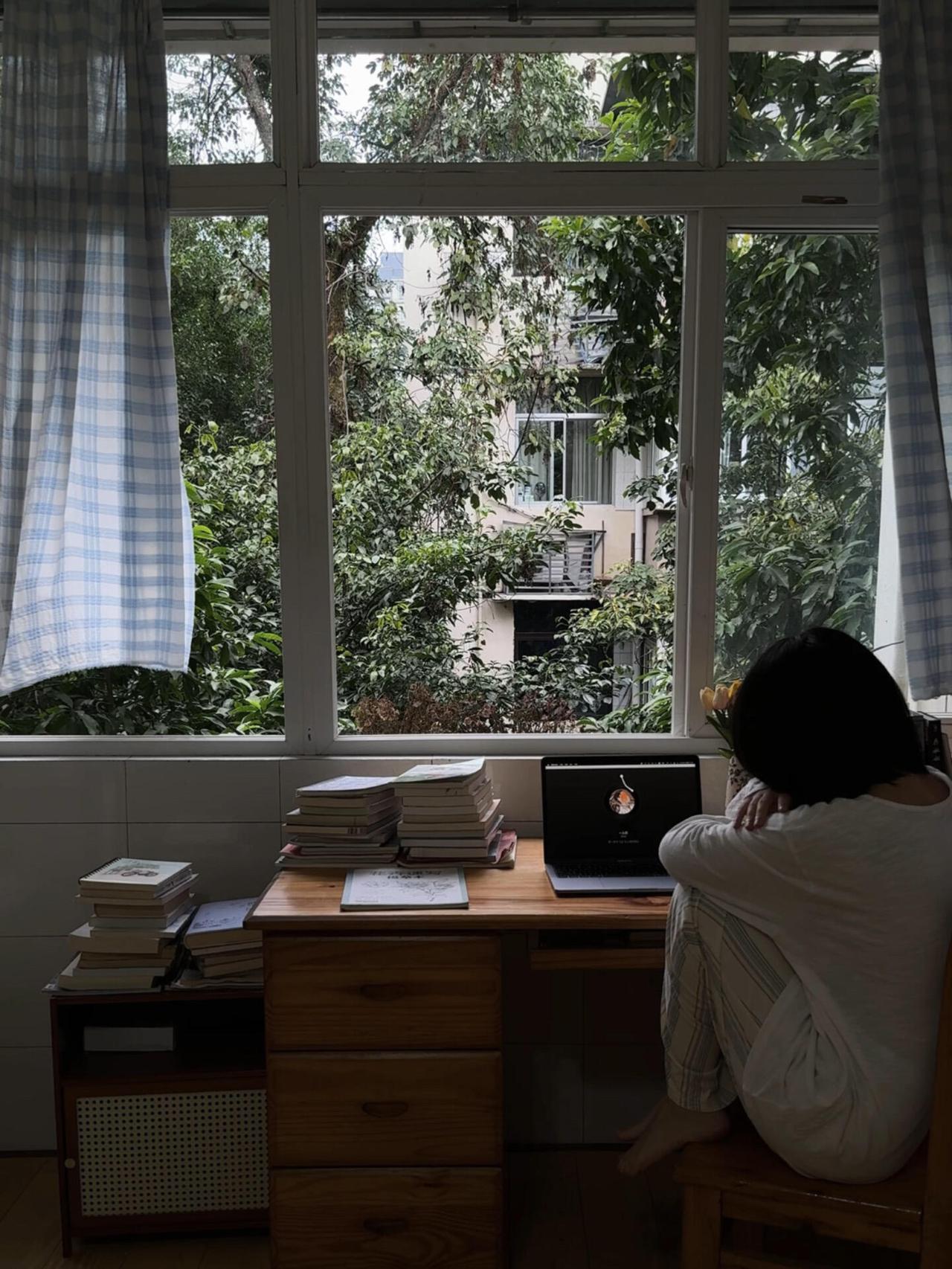 重庆一女生晒出自己的家，月租600块，住进了郊区一个90年代老家属院里，每天是被