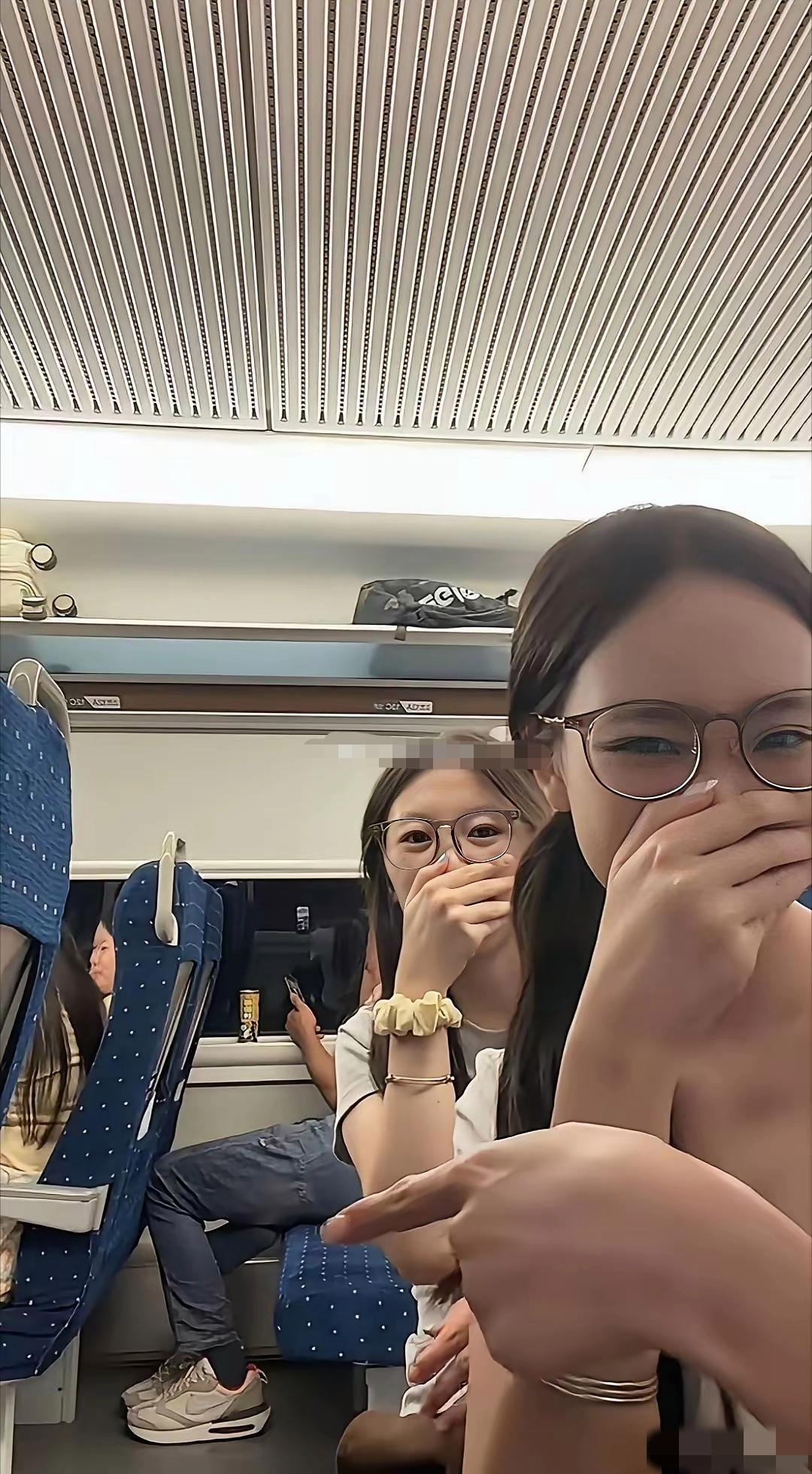 夏天来了，谁能管管高铁上的不文明行为呀！
我觉得这种人就应该拉入黑名单，直接不让