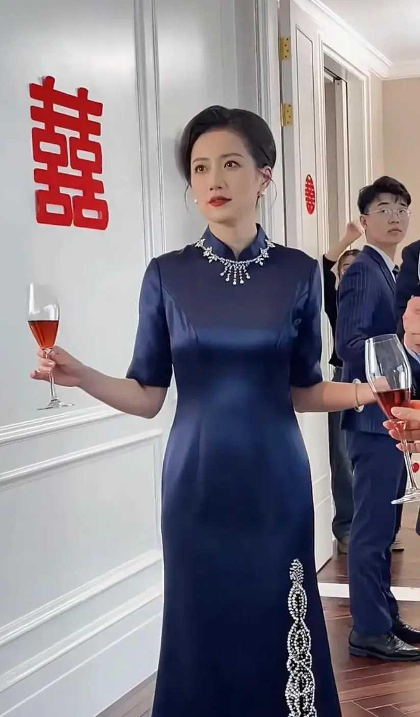 家庭伦理话题再度引爆舆论！近日，一起因美艳丈母娘对女婿产生非正常感情而引发的荒唐