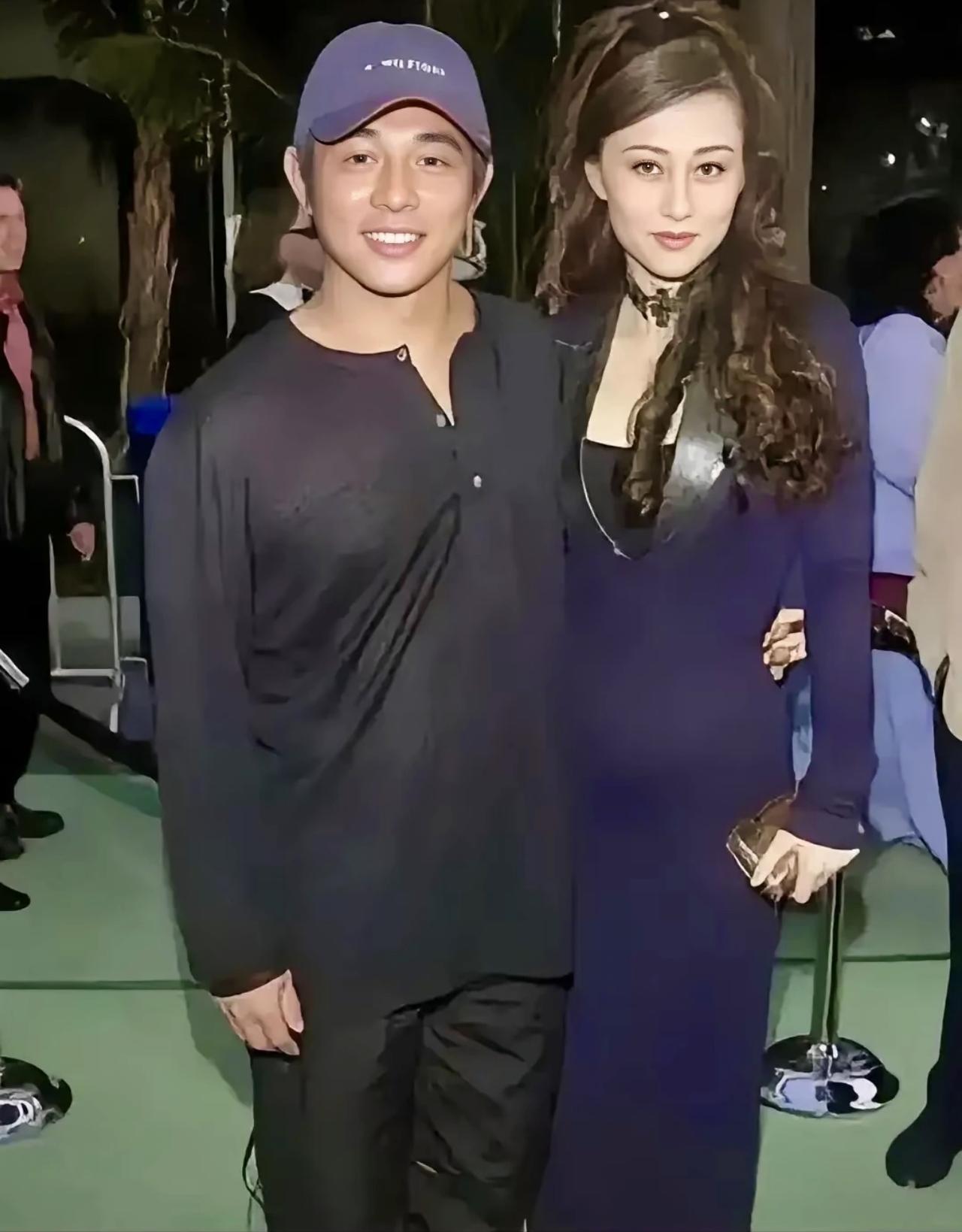 李连杰与利智古早合影，夫妻俩一起参加活动的画面。

这是2003年，李连杰和老婆