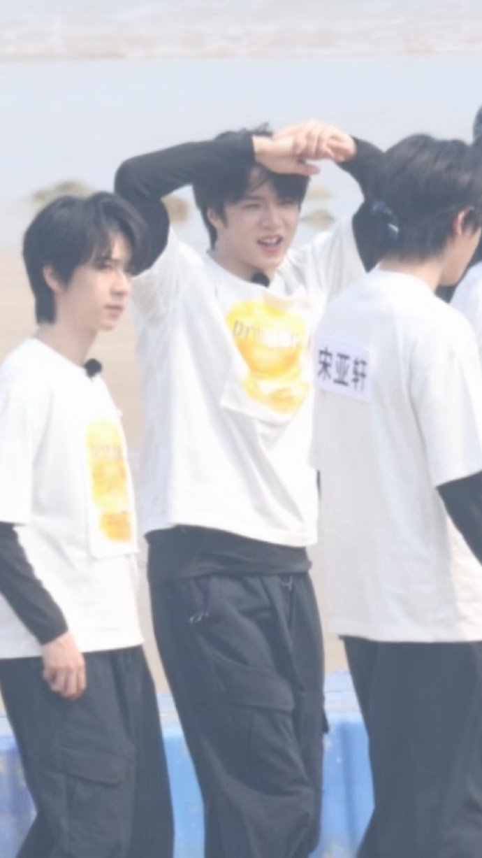 刘耀文宽肩男友力 刘耀文奔跑吧首秀  刘耀文奔跑吧首秀，刘耀文宽肩男友力有，谁懂