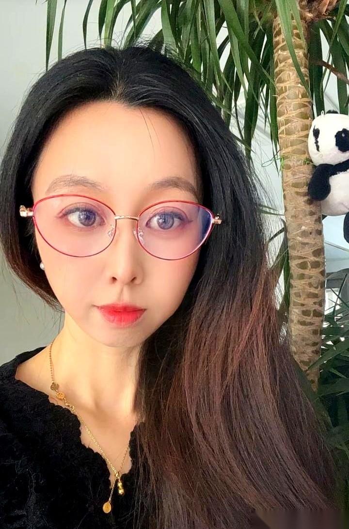 田静的账号，停了很久。
一更新，就是带货链接，屏幕一划，全是小黄车。可就在除夕夜