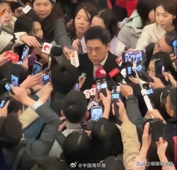 这场面真是绝了！霍启刚刚一露面，立马就被记者围了个水泄不通，想挪动半步都难。
