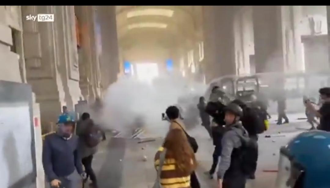 意大利政府拒绝跟随英法澳加承认巴勒斯坦国之后，米兰的左翼份子与伊斯兰难民开始到处