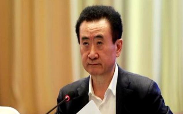 年薪300万的女秘书被王健林喊去买水，转身消失两小时后，服务员递来结账单时全场都