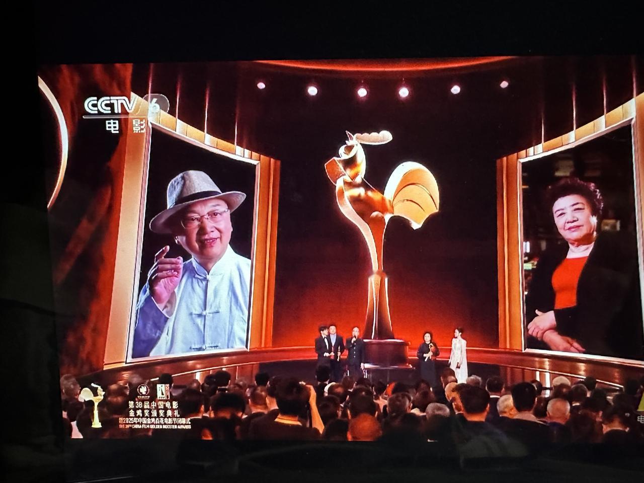 乔榛说：先做人，再从艺。
这是今晚金鸡奖颁奖典礼上最让人感动的一幕。
乔榛站在讲