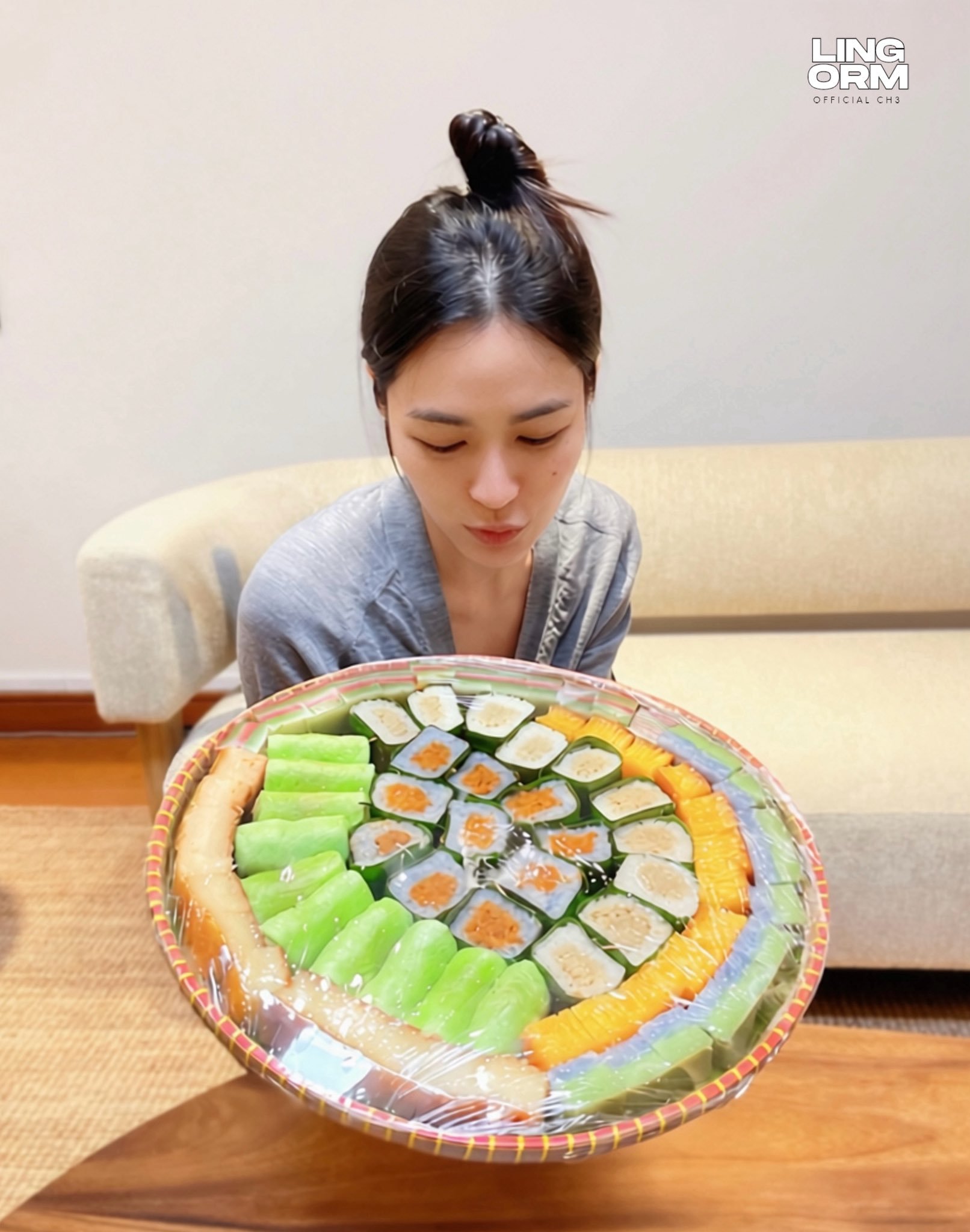 官博更新邝玲玲相关“I Love my job 🥰 ”宝宝吃饱饱🤏🏻邝玲玲