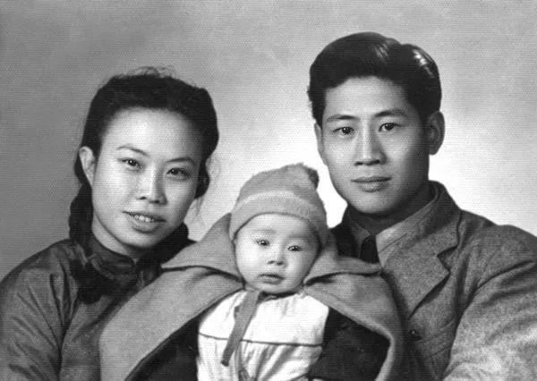 1950 年，台湾共产党员林正亨即将被枪决，当囚车恰巧碾过他家门前时，他猛地站起