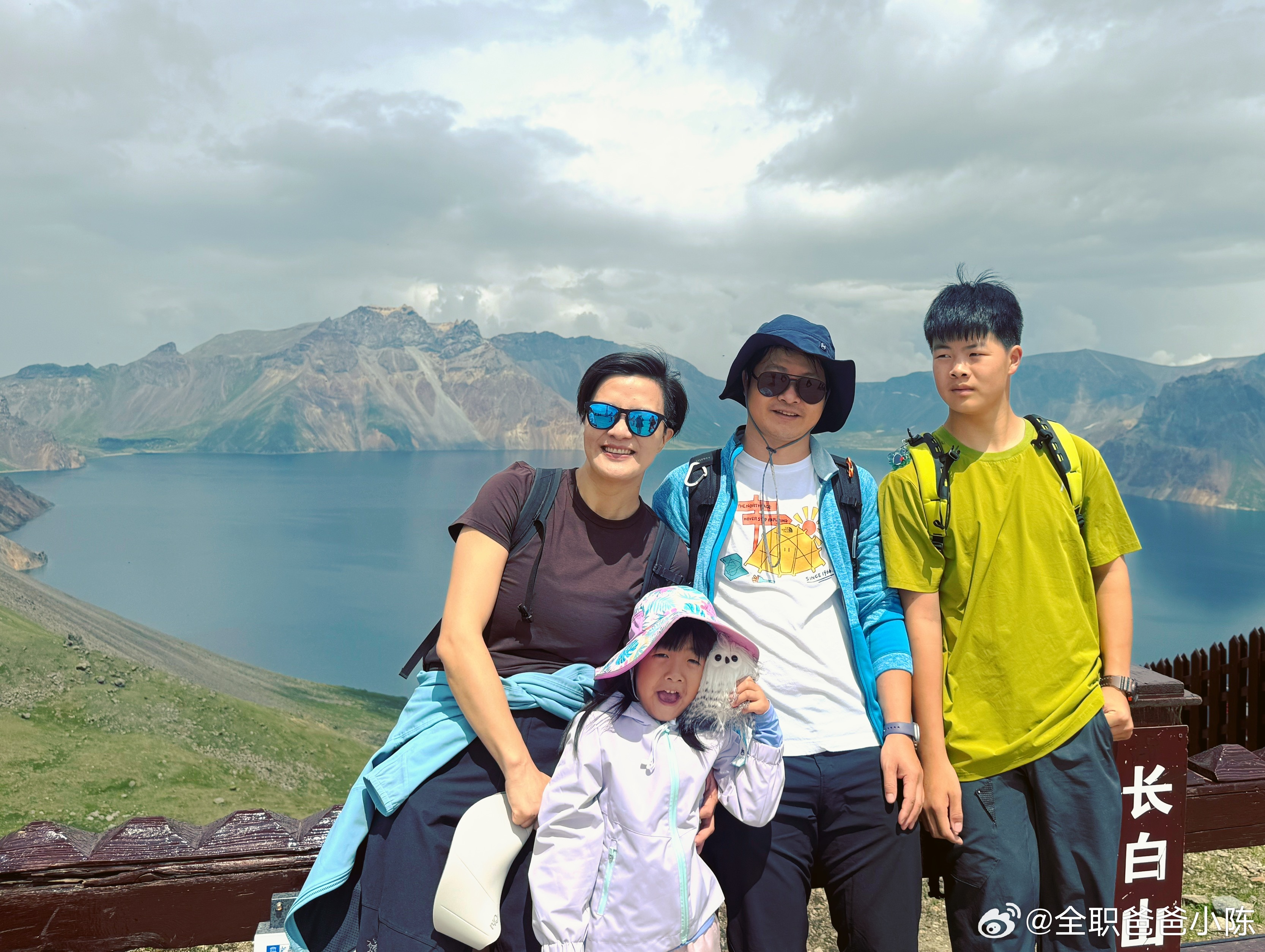 想必大家已经听说了刚才的事情。我现在坐景区的摆渡车，再摆30公里去另一个入口取车