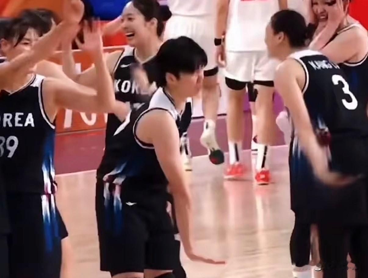 韩国女篮最高的才183cm呀！我们怎么会输球的？
本届亚运会，韩国女篮身高最高的