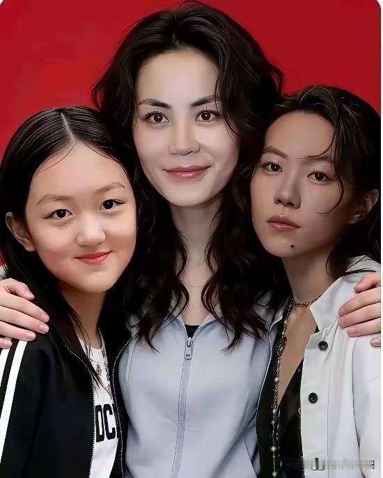 王菲与两个女儿同框，尽显伟大母爱！她把两个女儿都培养得格外优秀。
大女儿窦靖童才