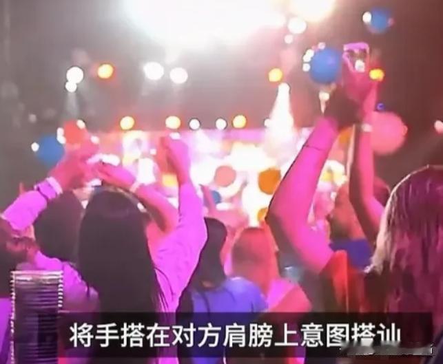 广西南宁，小情侣在酒吧喝酒，邻桌醉酒男子看女孩漂亮，于是心生邪念摸女子肩膀，谁料