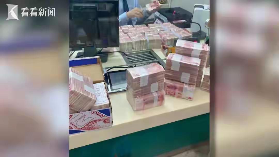 上海阿姨独吞280万拆迁款藏床底，夜夜枕现金入眠！六兄妹对簿公堂，亲情在金钱面前