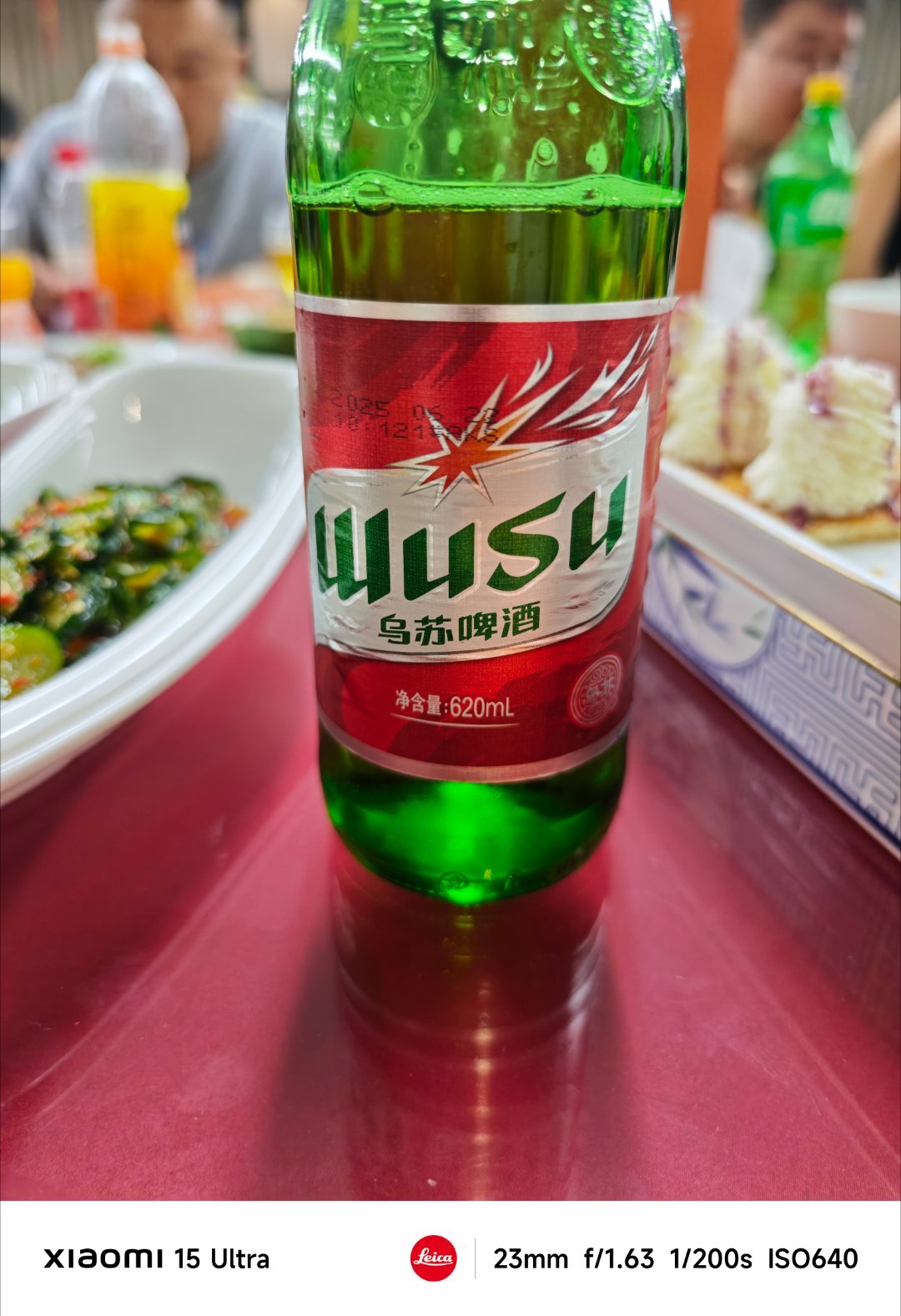安排上了，新疆特产：乌苏啤酒。老板特意交代了，喝酒可以，但是别吹瓶，别给他丢人 
