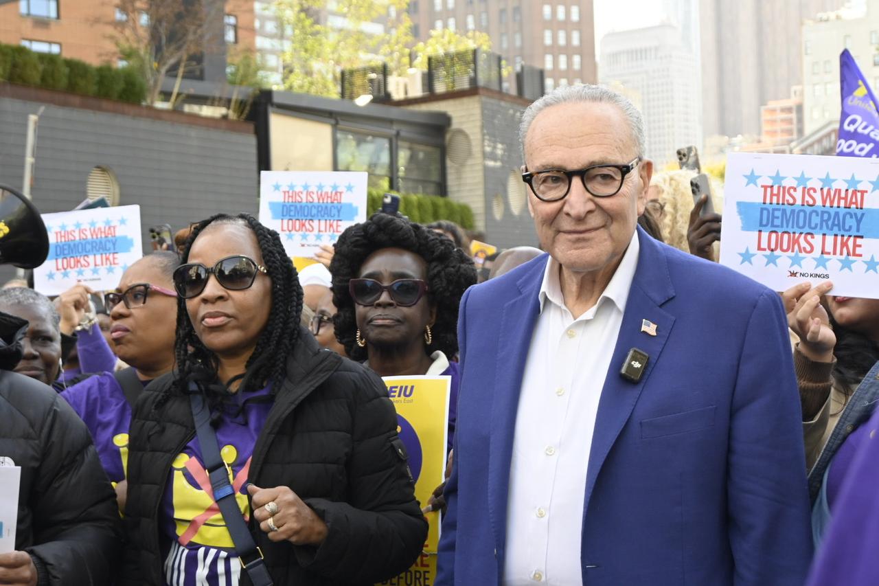 爱泼斯坦曾试图帮助他人与美国参议院民主党领袖查克·舒默见面。
根据美国司法部发布