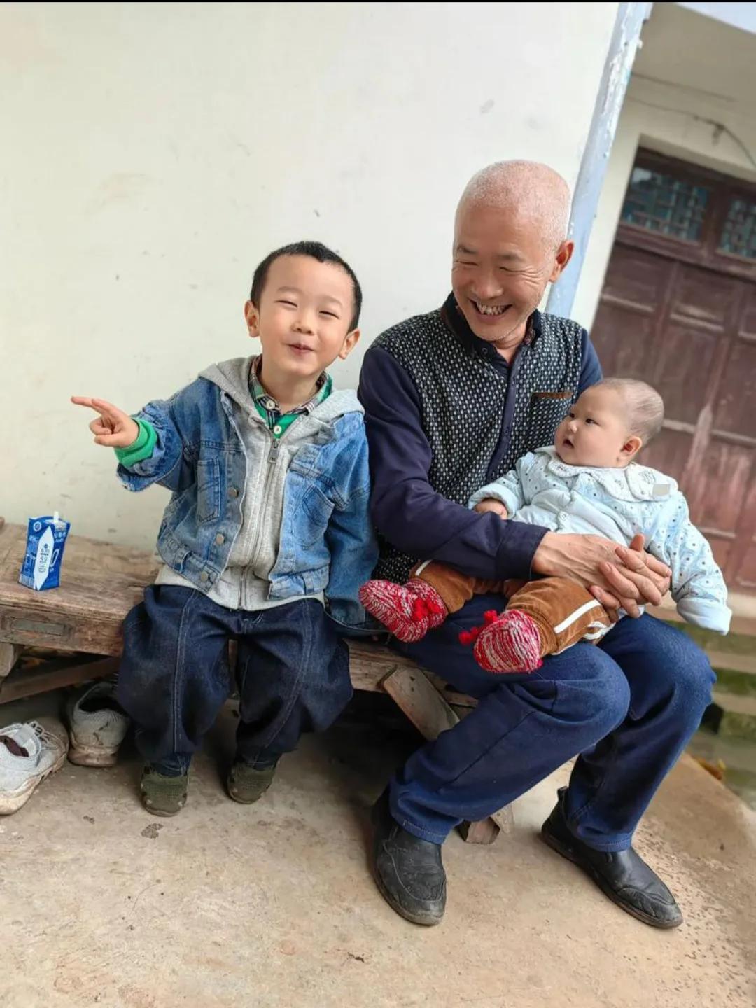 我认为心甘情愿 假期帮带孙辈：心甘情愿的责任之乐
假期帮带孙辈，于我而言绝非负担