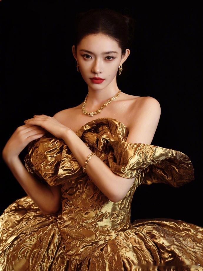 林允芭莎第二套林允这次妆造完全女王 今天晚上的禁运简直就是大杀四方，今天晚上的两