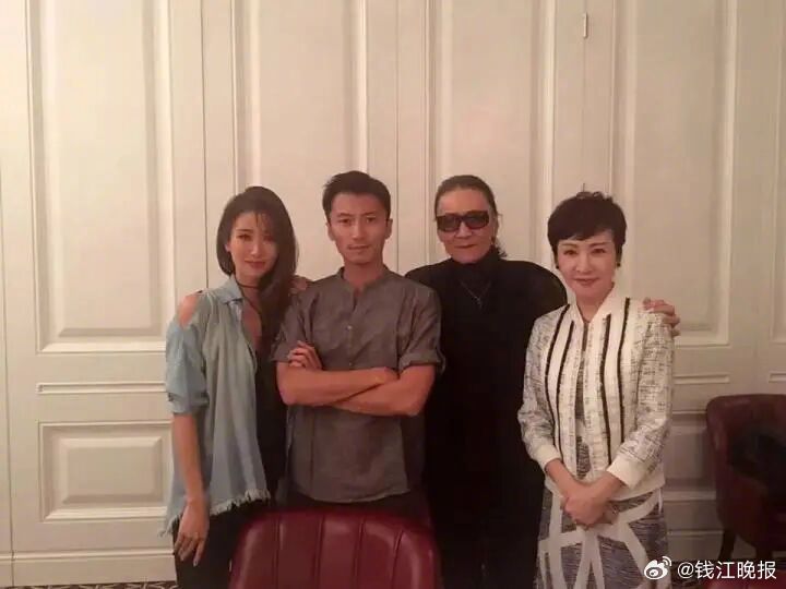 【谢霆锋已抵达青岛，为周末演唱会做准备】#谢贤遗嘱附带多项约束条款##谢霆锋尊重