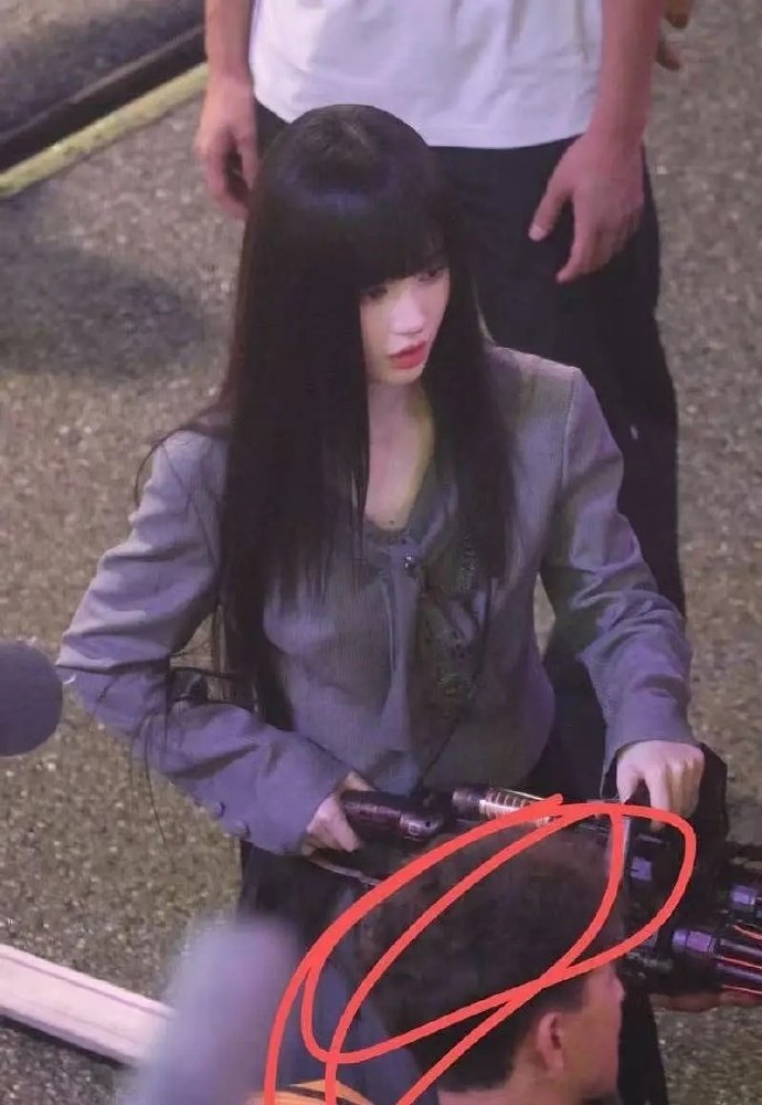 鞠婧祎拿加特林路透鞠婧祎萌妹拿加特林 萌妹拿加特林 萌上加萌了谁懂 