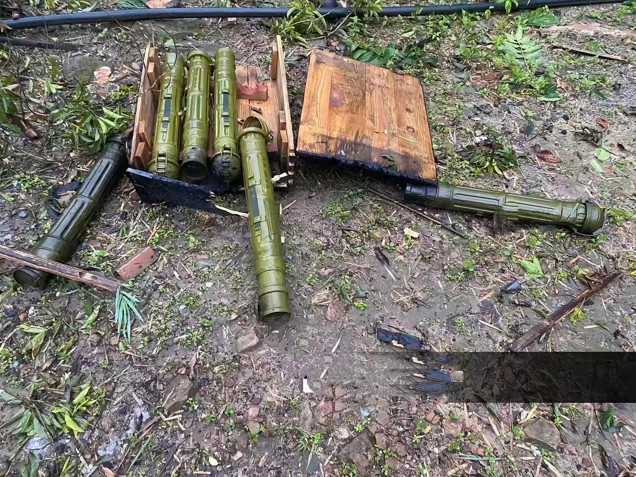 这些是柬埔寨军队使用的一些武器弹药，已经被泰军缴获的武器弹药。

说实话，虽然我