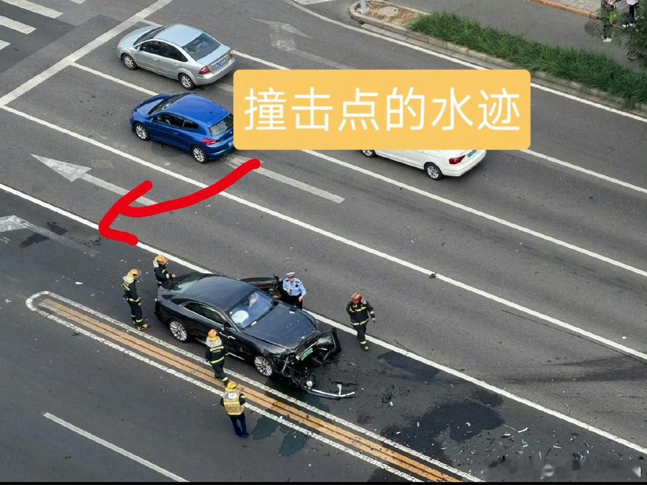 陈震劳斯莱斯发生车祸大v聊车 我和汽车的日常 看图片像是误操作逆行？等一个官方后