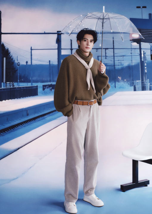 王鹤棣冬日站台大片王鹤棣冬日站台plog 冷冬与少年感的碰撞！王鹤棣站台plog