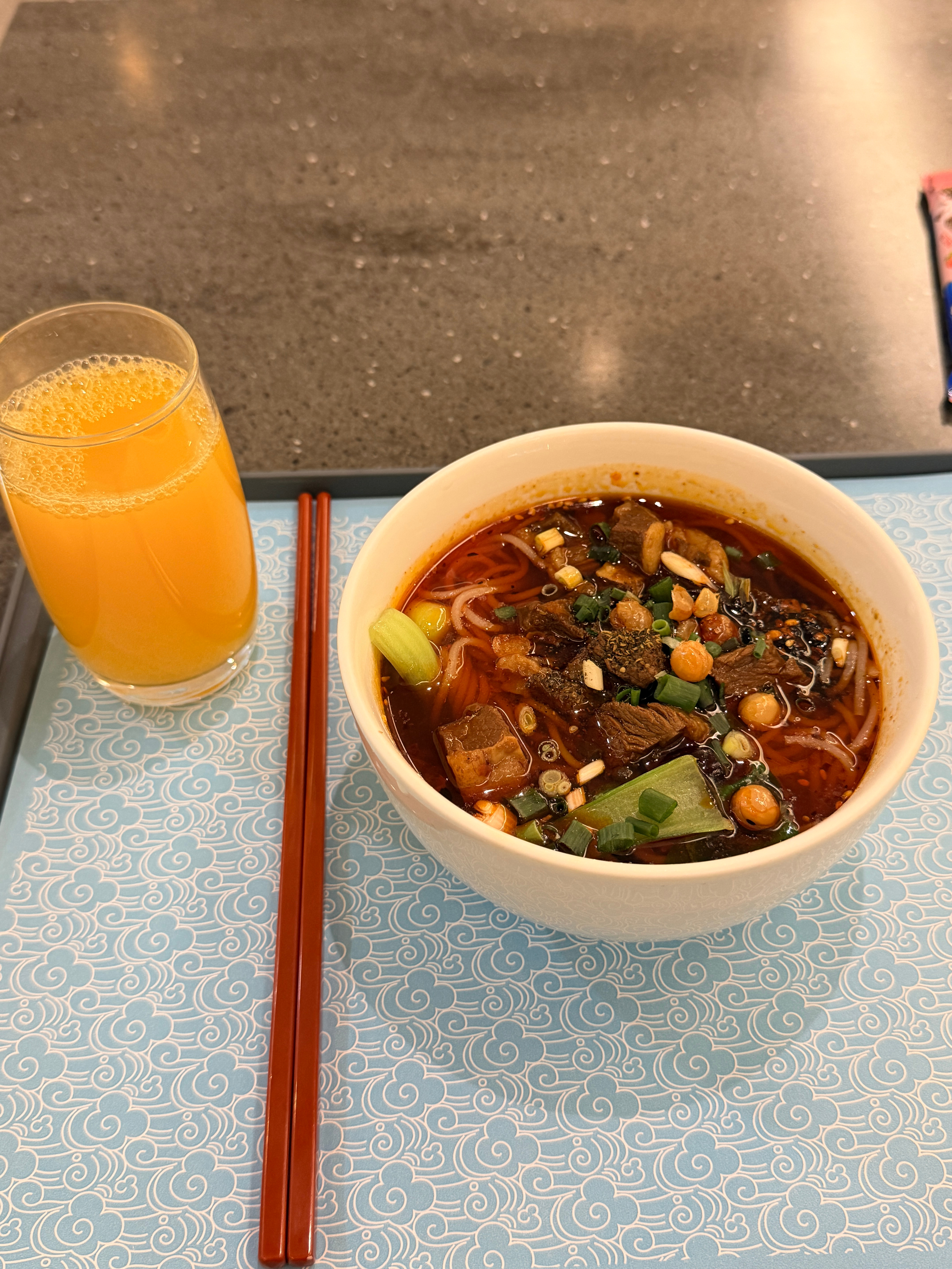 重庆机场国航休息室这个牛肉米线太好吃了！！！又麻又辣