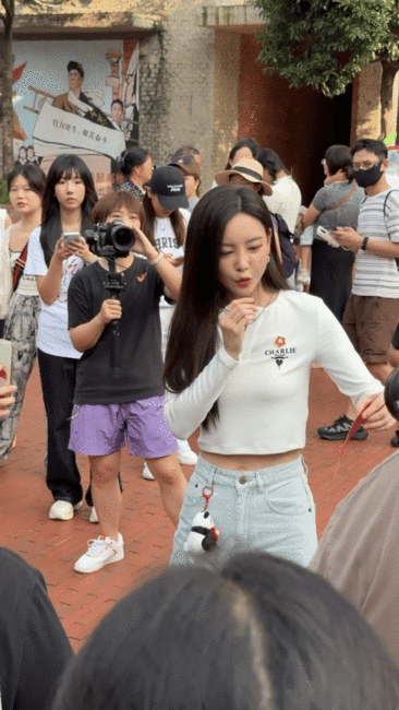 偶遇于文文街头打零工谁能想到转角会偶遇于文文在街头打零工呢？没有明星架子，和大家