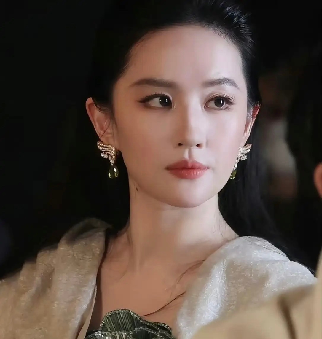 我闺蜜在上海见到了刘亦菲，回来偷偷跟我说，以后别再说刘亦菲是美女，你是不知道，称