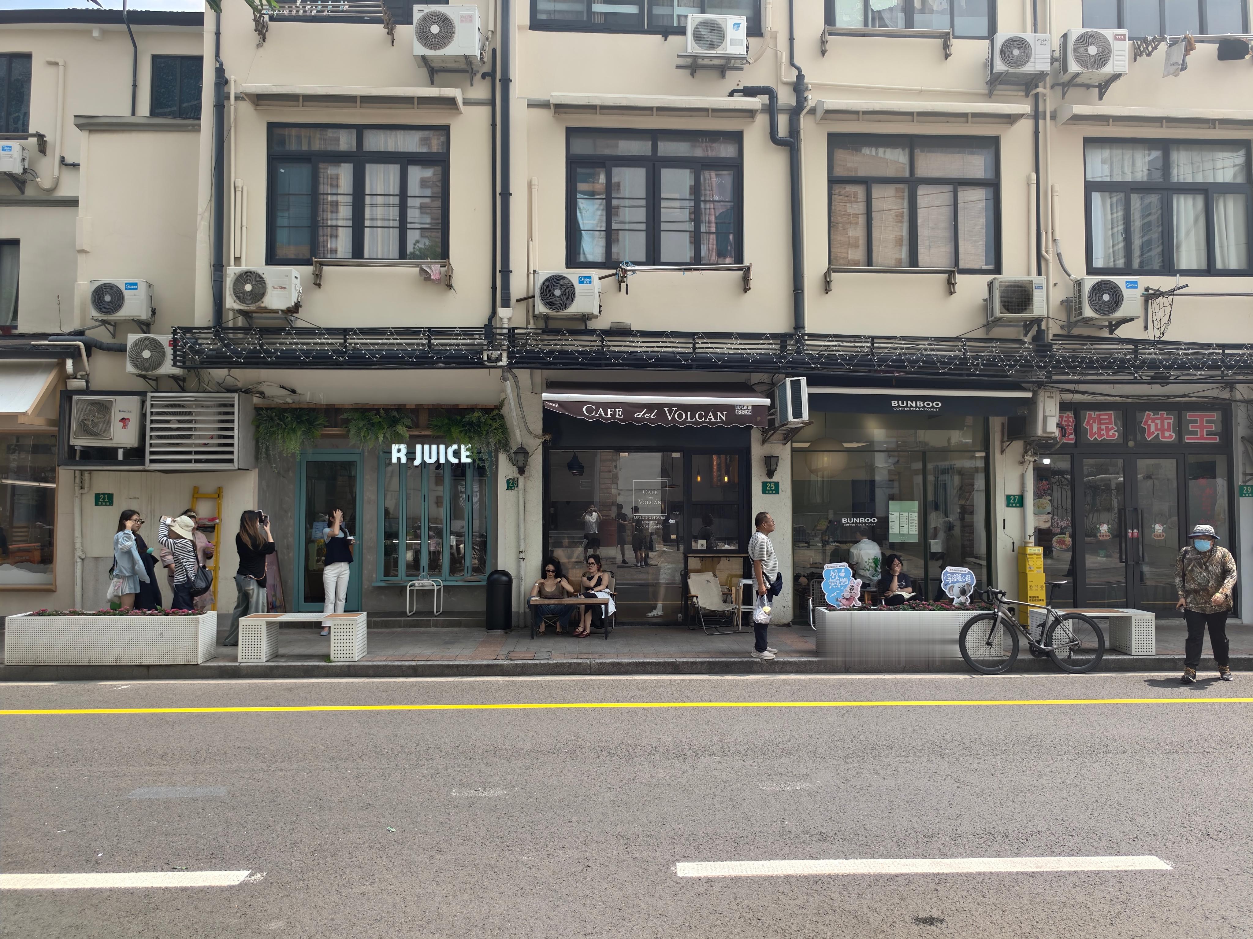 这个咖啡店叫 Café del Volcán。Volcán 是西班牙语里火山的意