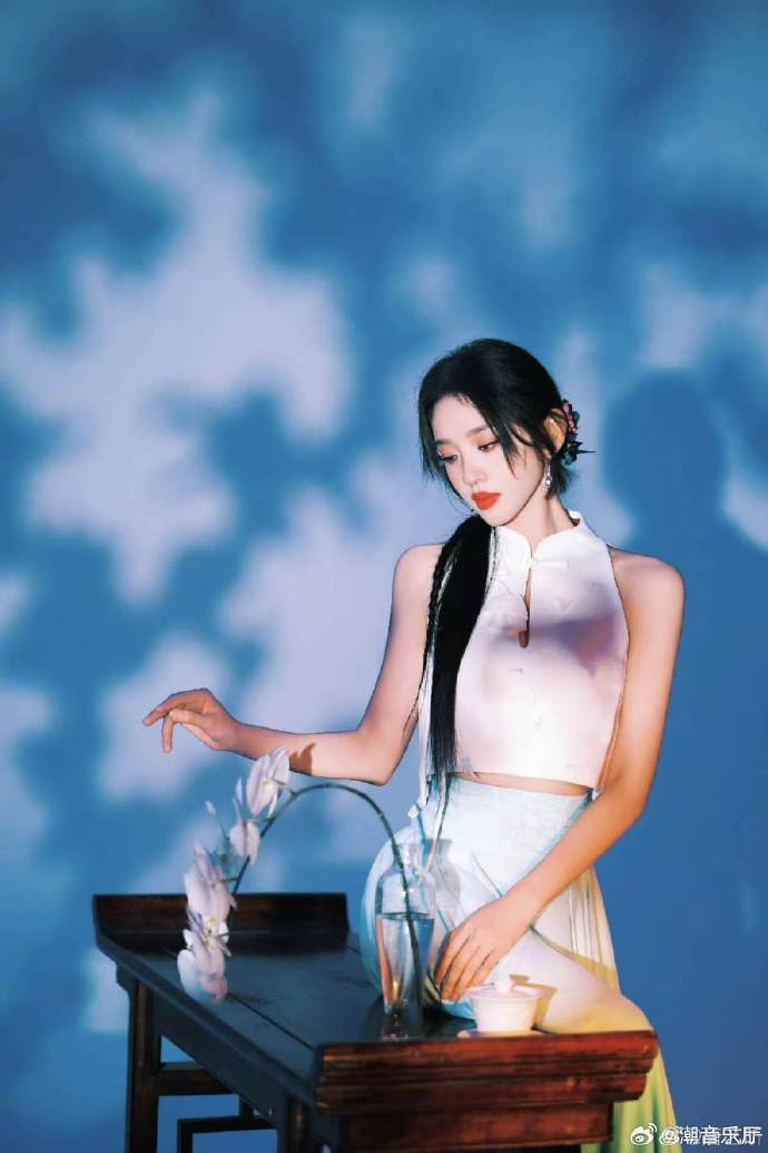 唐艺昕唐艺昕小小的身体大大的能量乘风2026自我要求标准颇高，每一次表演都用心雕