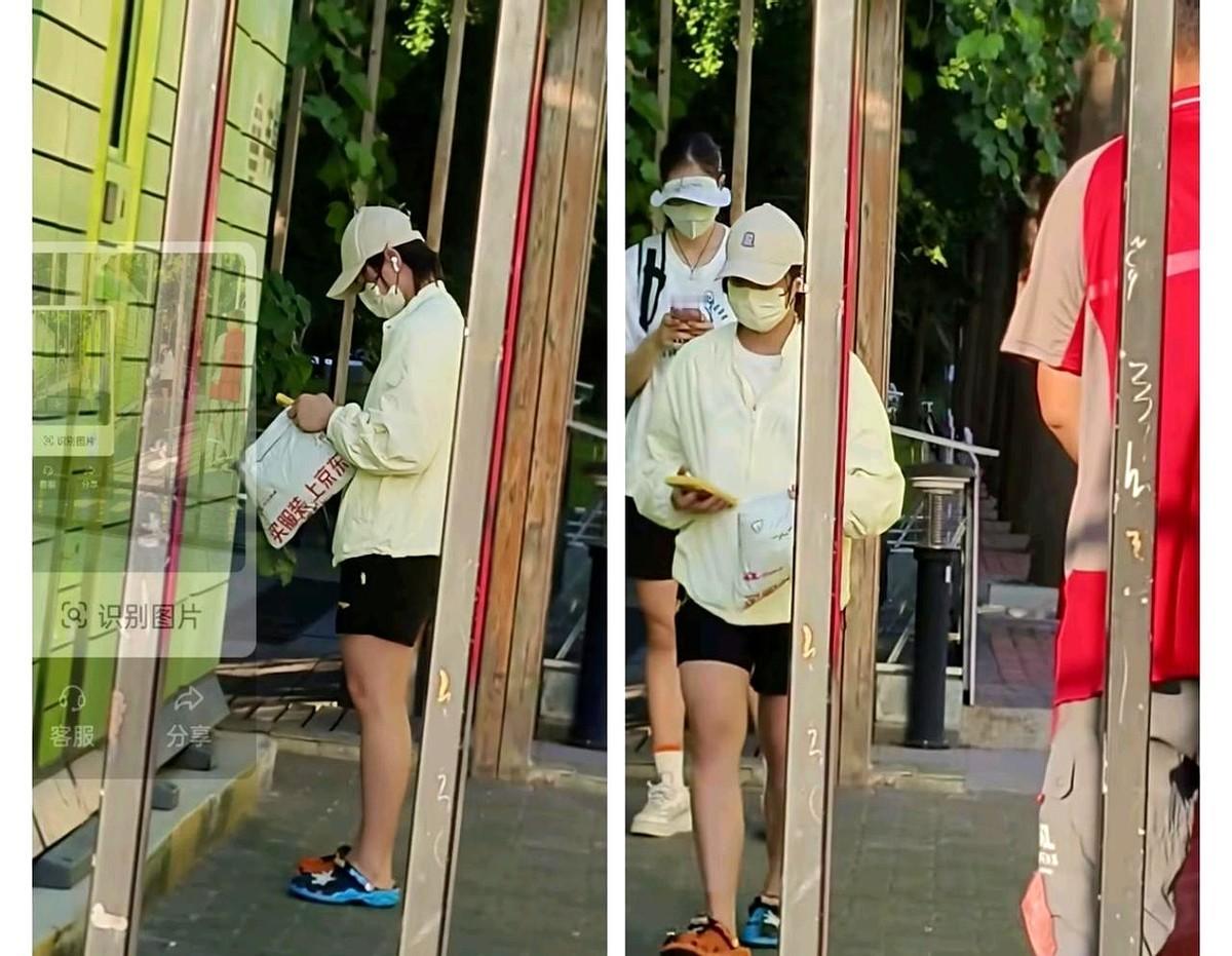 新鲜的婵宝在北京体育总局了。

婵宝穿的鸳鸯拖鞋真可爱，走起路来一颠一颠的，隔着
