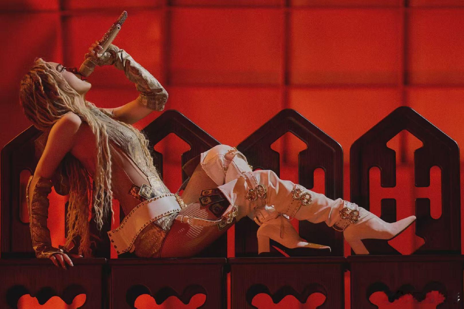 蔡依林重新定义演唱会新标准 2亿造价的“万兽派对”太绝了！机械巨蛇、金猪、炼狱剑