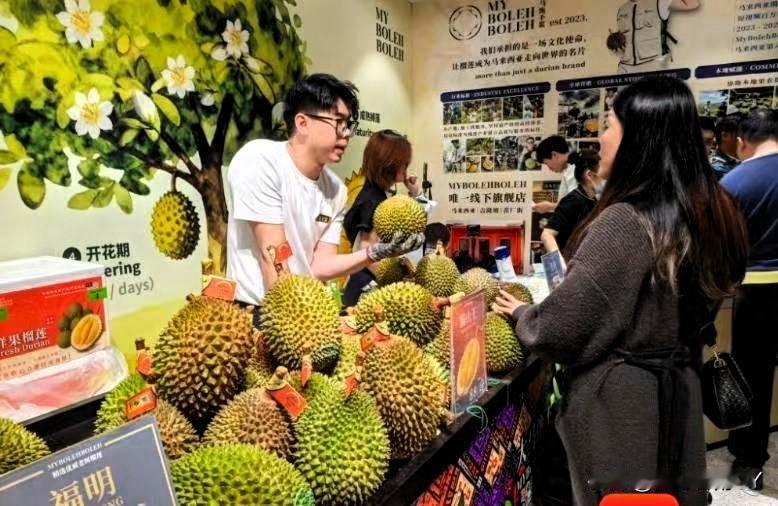 零关税政策一落地，猫山王榴莲直接半价，只需78到98块一斤，1.5吨货很快就被一