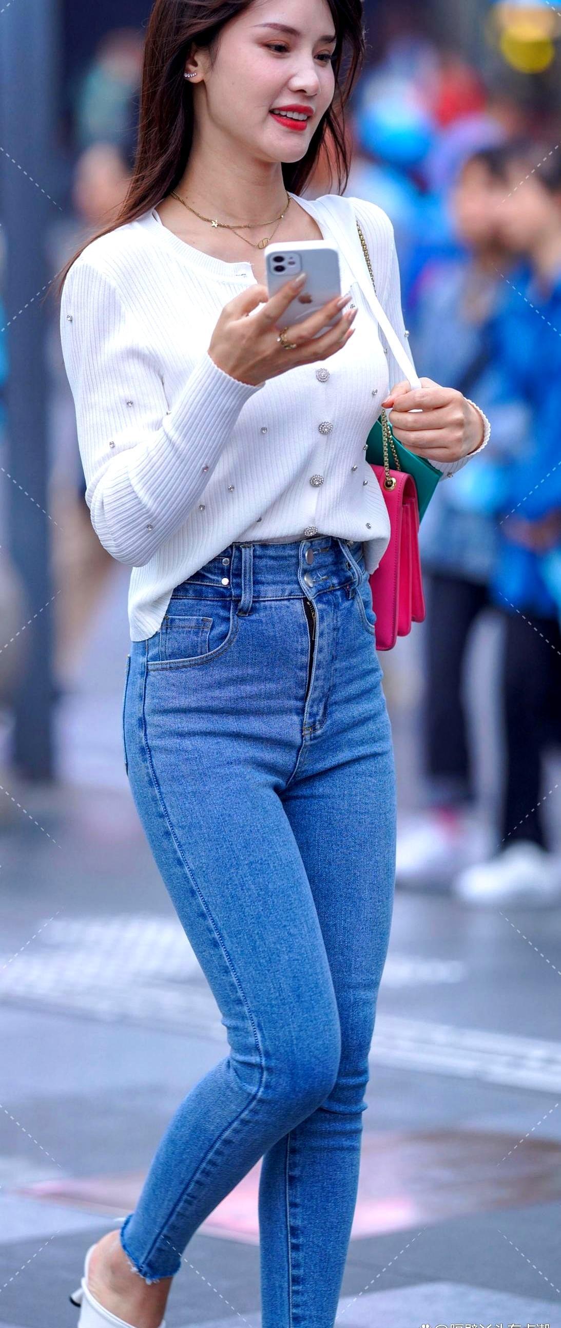 针织衫搭小脚牛仔裤，
这穿搭新风尚，绝了！
甜美酷飒并存，
青春活力拉满。
职场