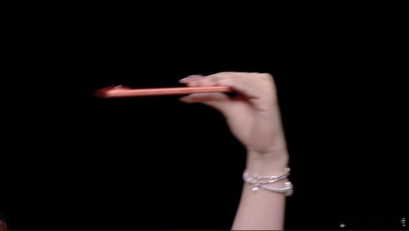 第一次见在手机上跳踢踏舞荣耀发布会现场惊现名场面！三台手机搭成迷你舞台，一位成年