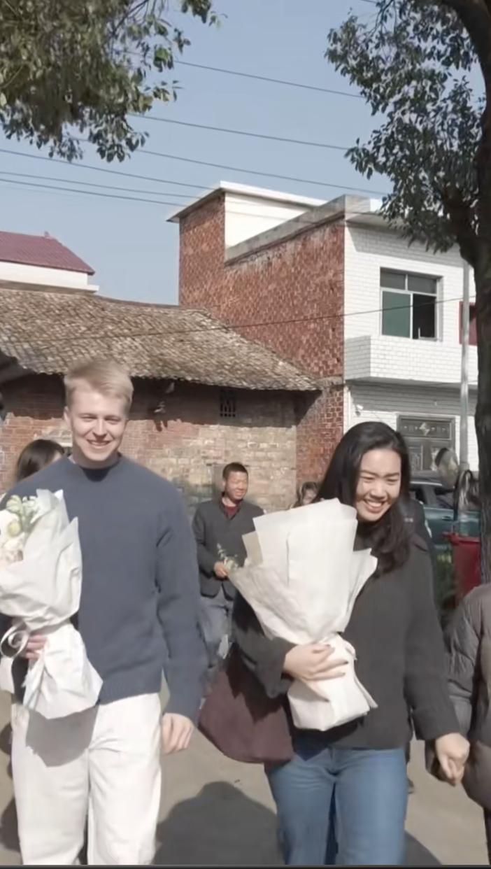 芦溪寻亲女孩跨洋认亲。当初，她因为重男轻女被家人丢弃，被国外夫妇收养，健康自信长