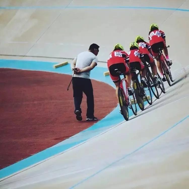 杭州最近冒出俩挺有意思的服务——“上门教成年人骑自行车”和“特斯拉当教练车”，看