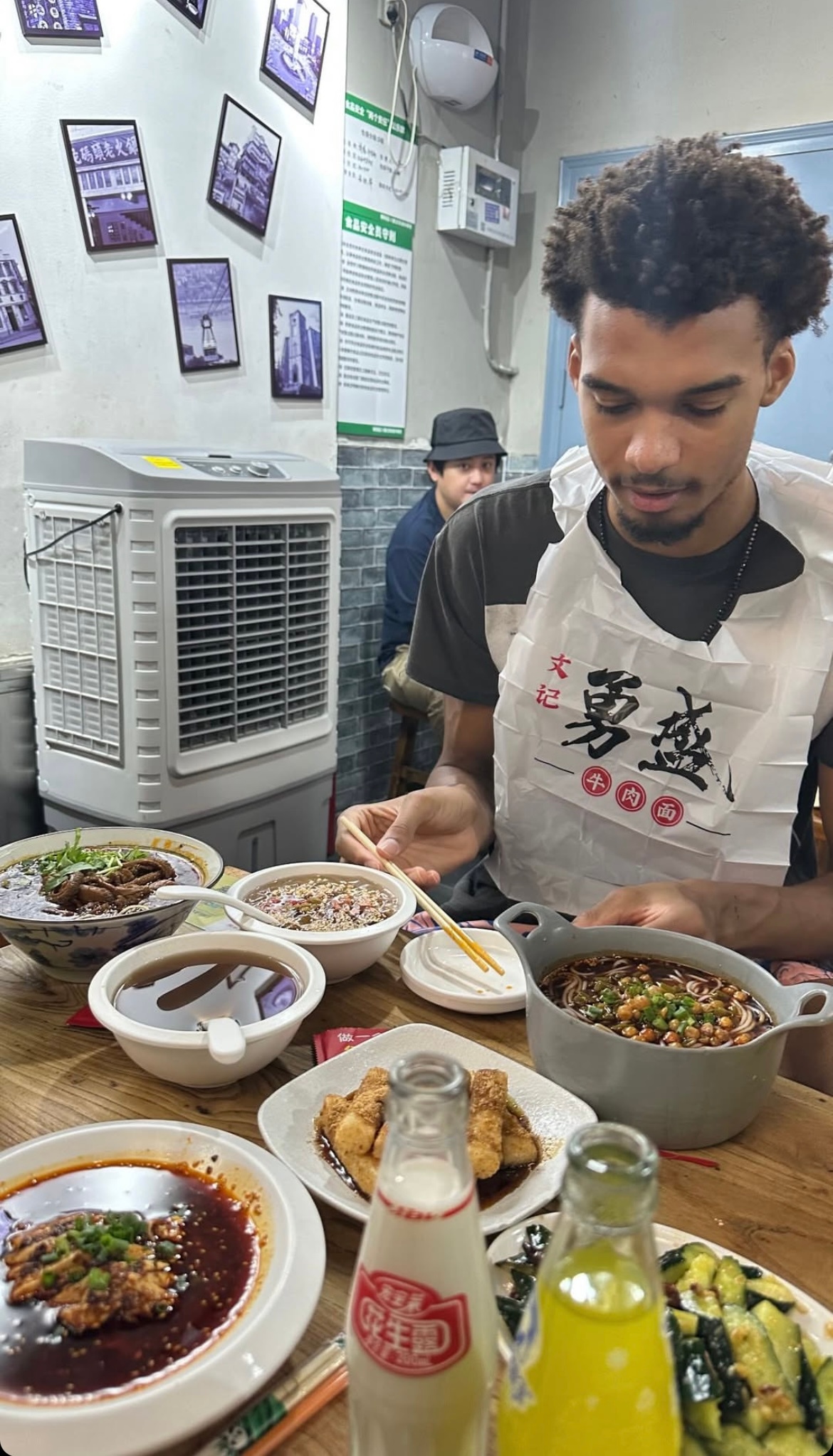 勇盛打钱[doge]文班亚马社媒晒出在北京吃面🍜超话创作官 ｜文班亚马在北京逛