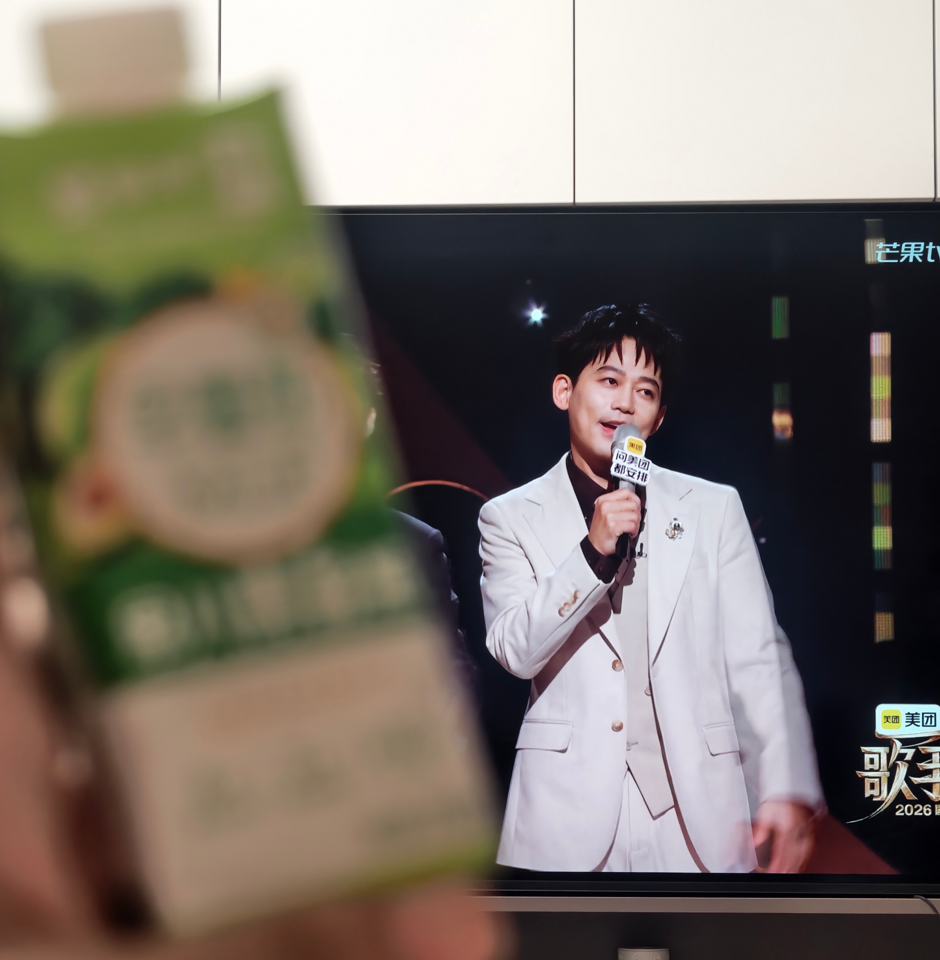 苏醒主持 sx蒙牛早餐奶青醒品牌大使苏醒 虽然是晚上 但也想青醒一下~ 喝着蒙牛