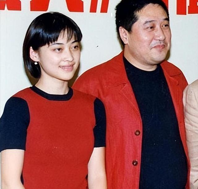 1999年，北京，叶大鹰为了和年轻演员梅婷在一起，果断跟患难妻子姜南离婚，净身出