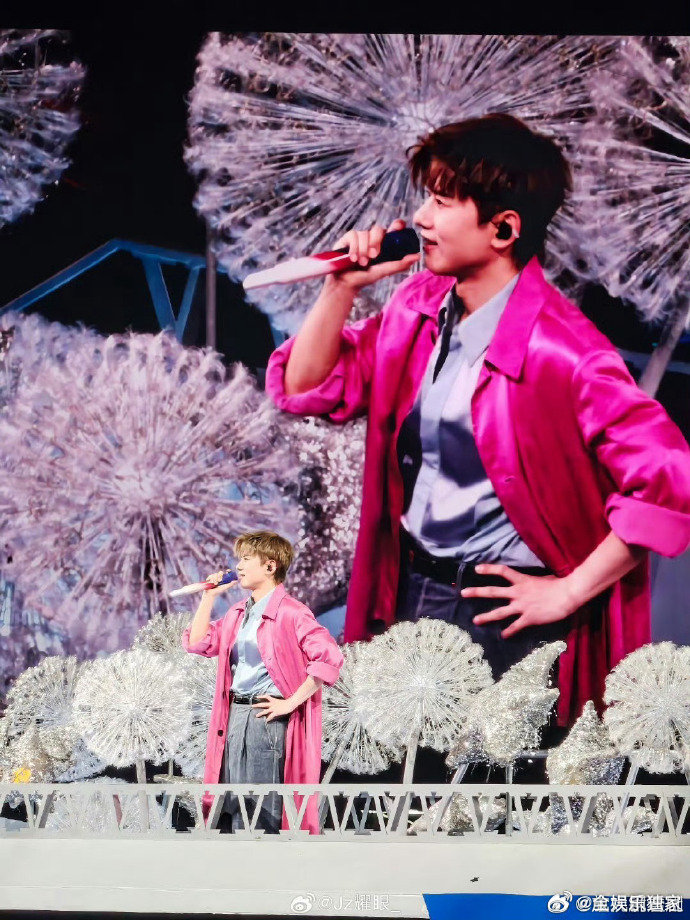 张杰鸟巢演唱会灯光 张杰一开唱，全场灯光随之起伏，沉浸式星河舞台让每一位观众都身