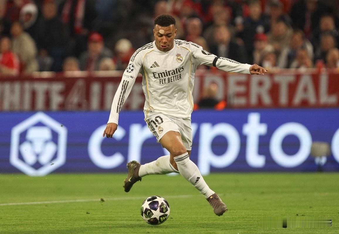 不是梅西，不是C罗，欧冠首位单赛季客场进球上双球员是他！
 
欧冠又破纪录了！不