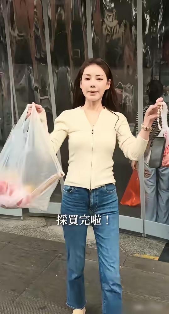 小梅也是普通人，有孩子照顾孩子，家里人帮助。也很幸福，自己该做的事情，都是自己去