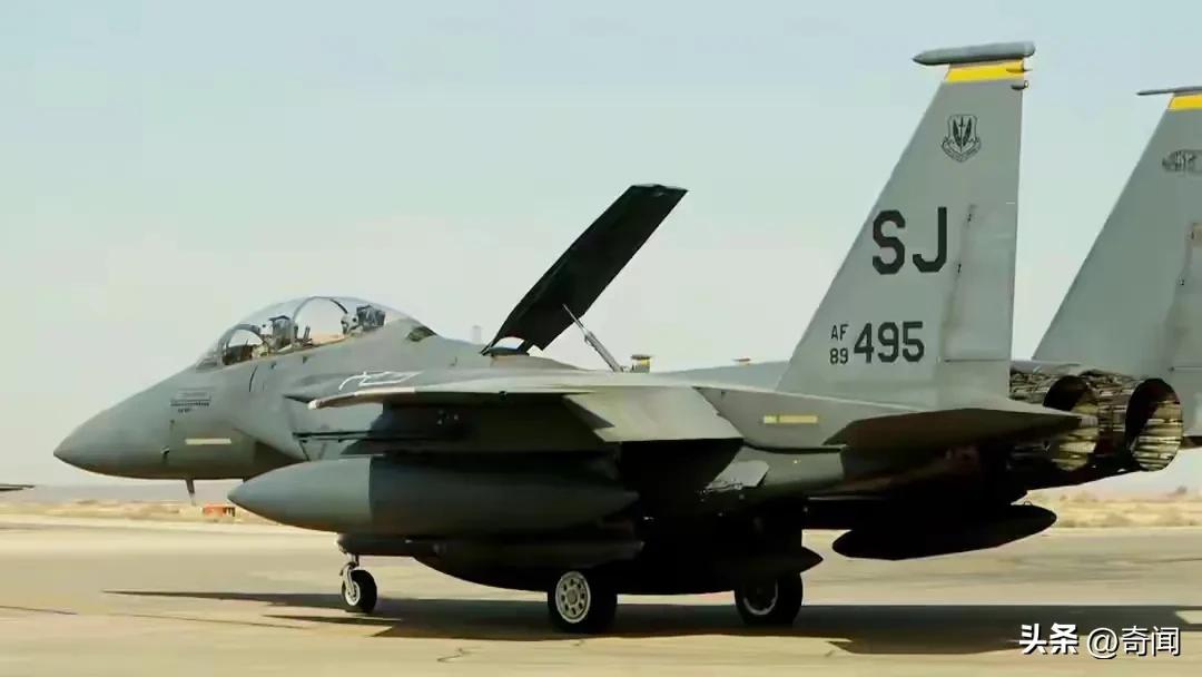 3月2日美国一架重型战斗机F15在科威特地区坠毁，两名飞行员弹射成功，安全落地，