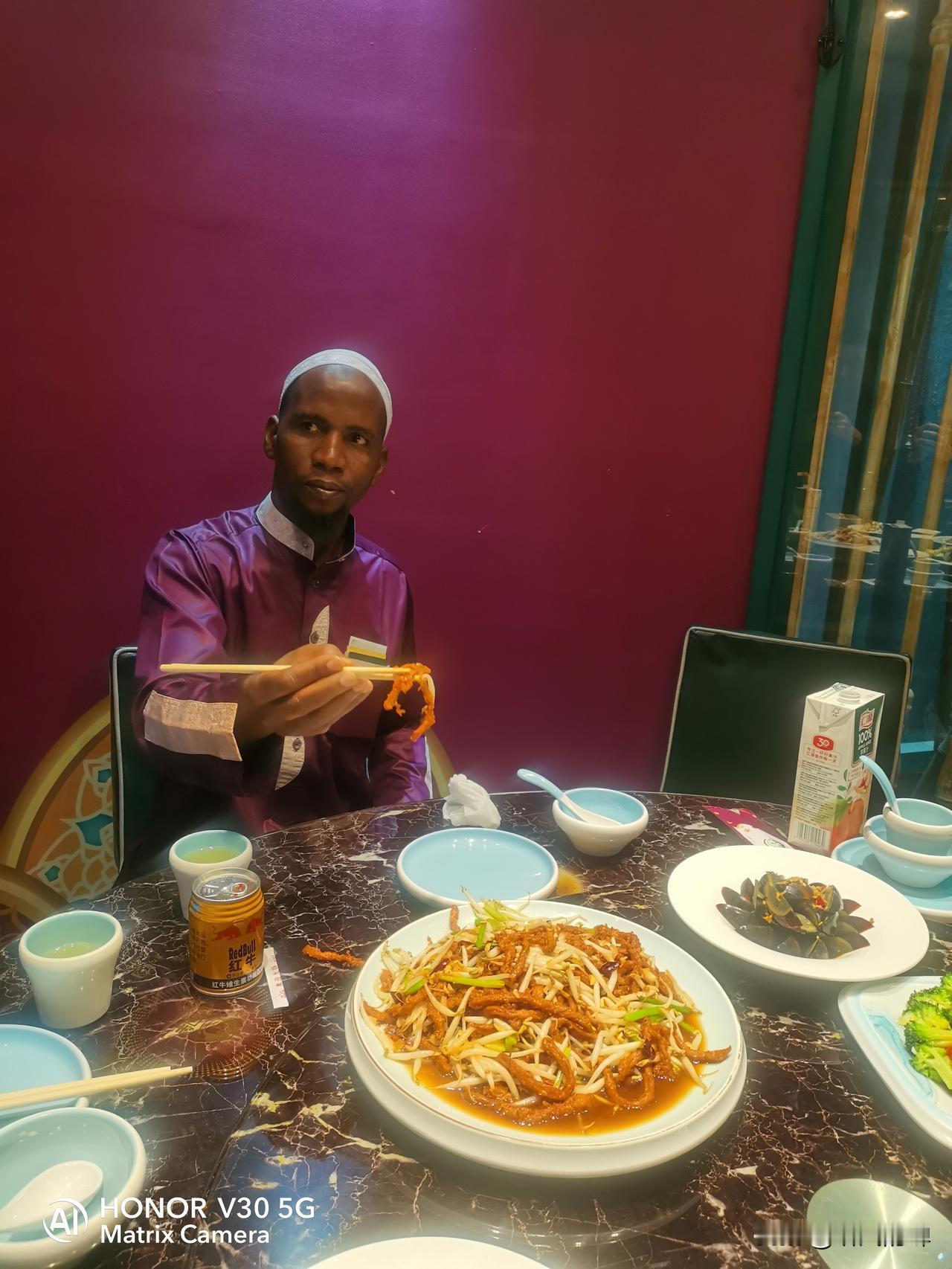 第一次和黑人朋友用餐，第二次和外宾朋友用餐，黑人朋友上来就用手抓菜，心里说不出来