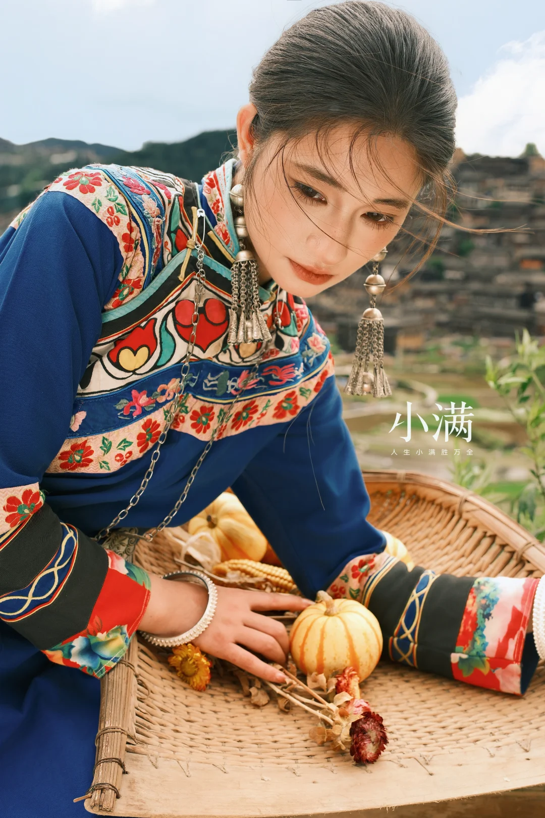 蓝布上的花，是山风写给她的信